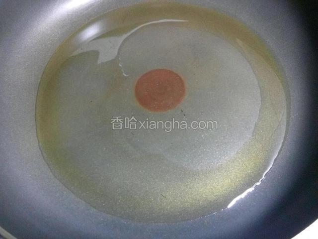 锅烧热下入20克花生油。