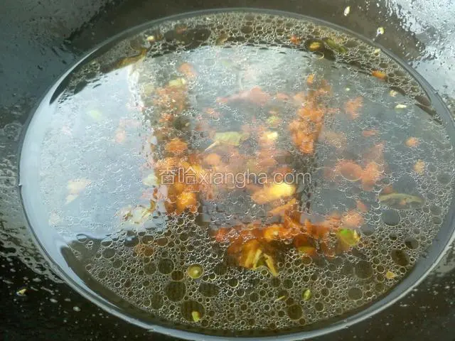 然后加入适量清水 水是香菇高度的一半