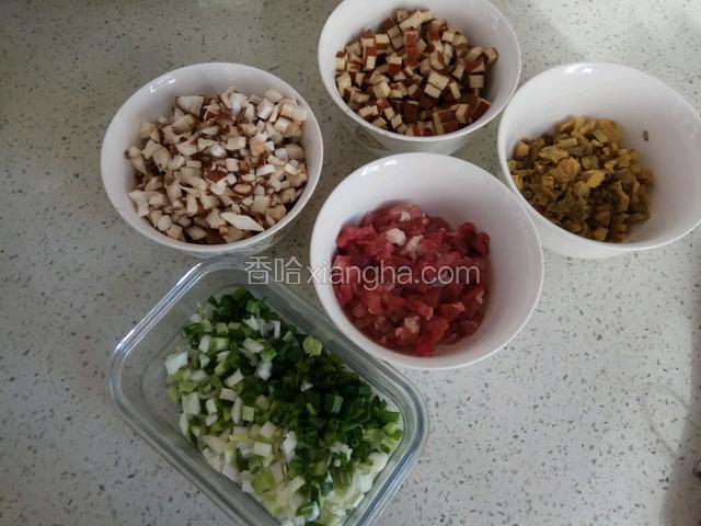 准备配料蘑菇香干肉榨菜葱分别切成叮