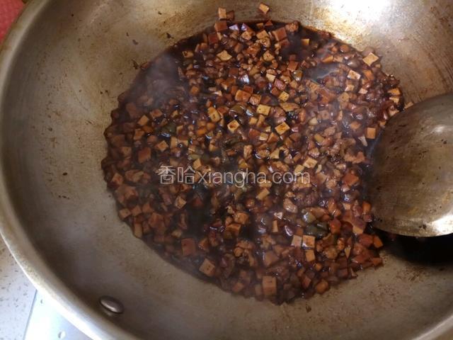 把配料加盐 老抽酱油 味精 胡椒烧至成带汤料的馅