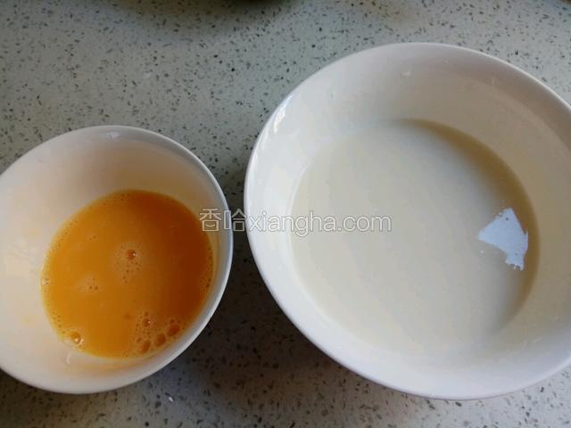 面粉加盐调成稀糊状，鸡蛋打成蛋液