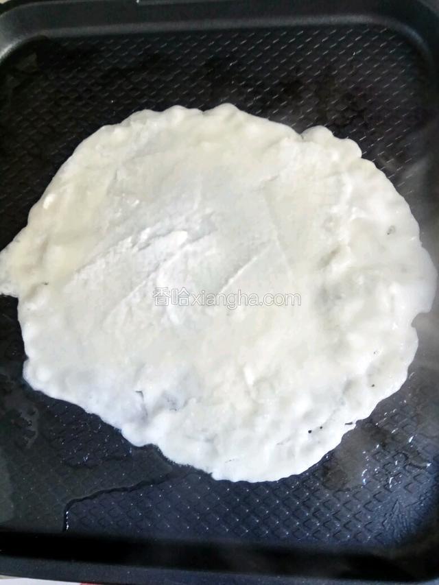 电饼档预热，给一点点油 ，将面糊到人电饼档铺平，待面糊干了，铺上一层蛋液，待蛋液干后反面，没电饼档用平底锅也一样
