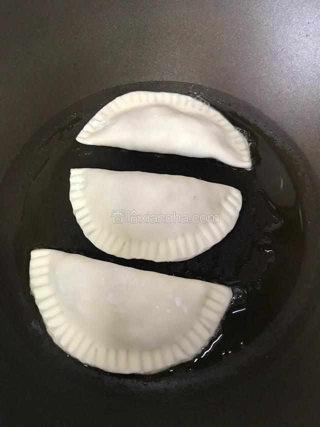 热锅放少许油，小火煎锅贴