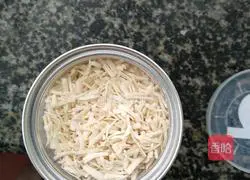 Illustration of how to make small noodles for baby food supplement 8