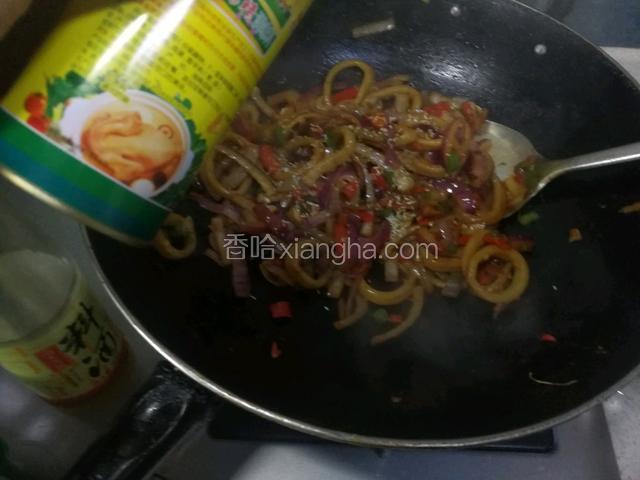 起锅前放点鸡精和蒜叶。