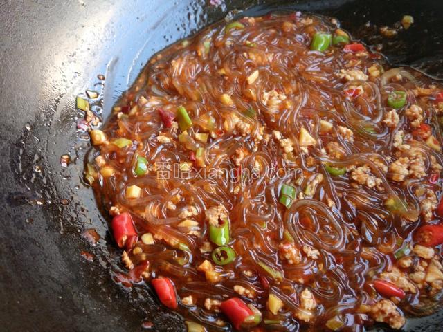 加生抽、老抽、盐、糖、胡椒粉调味。