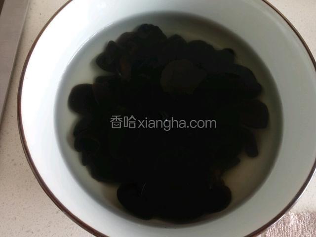 木耳泡几个小时，择洗干净备用。