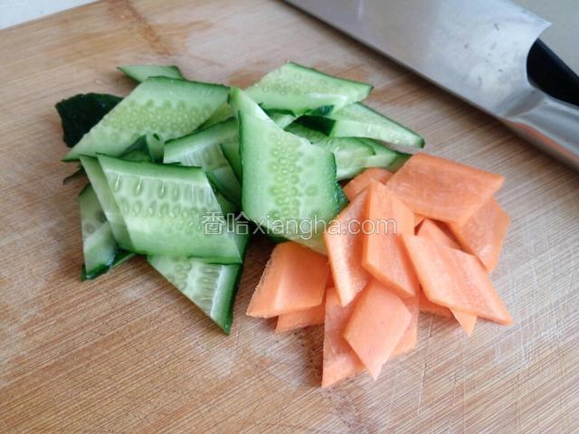 胡萝卜、黄瓜切菱形片。