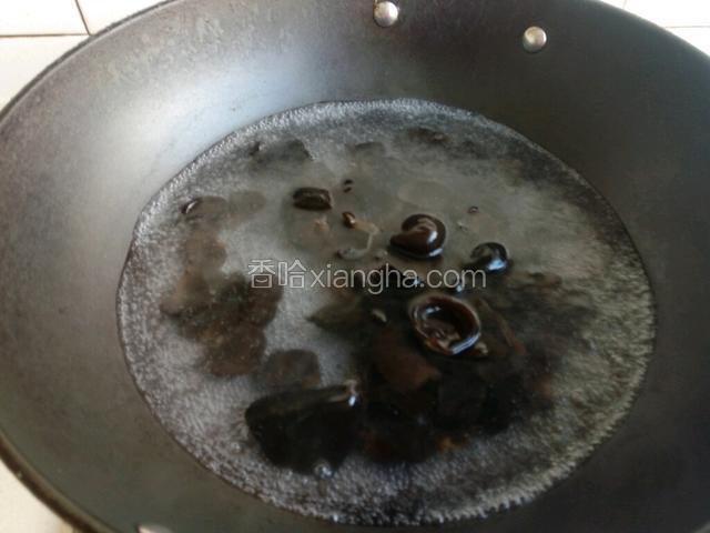 锅中烧热水，把木耳、胡萝卜分别焯一下，过凉备用。