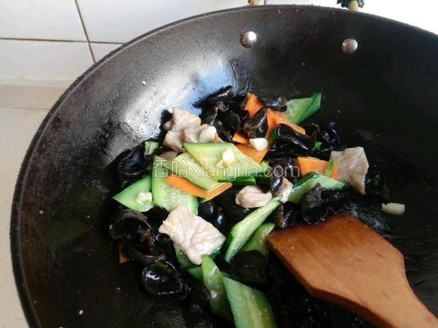 加酱油、盐、糖、胡椒粉、鸡精调味。