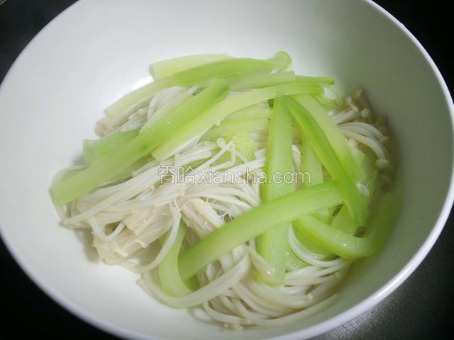 捞起沥干水分放入碗底。