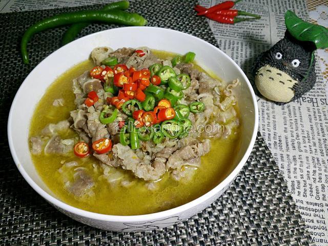 一道美味的金针菇汆肥牛就制作完成。