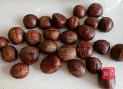 板栗焖鸡翅的做法图解1