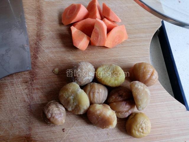 胡萝卜切滚刀块，板栗剥好。葱姜切片。