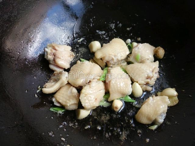 加葱姜炒出香味。