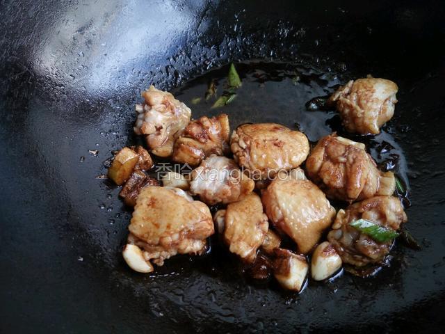 加老抽、生抽、糖、盐、鸡精、胡椒粉、料酒调味。