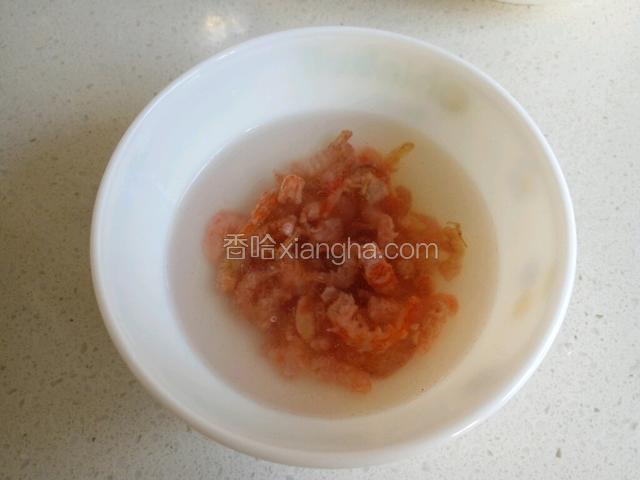 海米用水泡一下，控干水分备用。