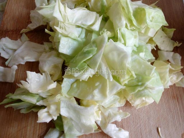 大头菜去掉最外面一层皮我，把里面嫩叶洗净切片。叶子上面水控干净，防止炒时出汤。