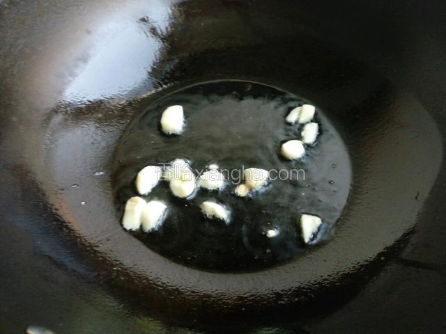 锅中油热后，爆香蒜片。