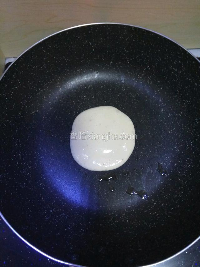 平底锅小火烧热后，用勺子将面糊舀到平底锅中