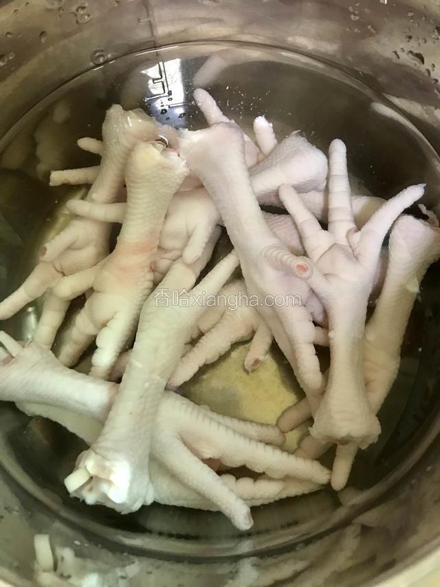 鸡爪剪去指甲和老茧，用流水多冲几遍去掉血水。若时间充裕可以用水泡2小时（中途可以换1、2次水）。