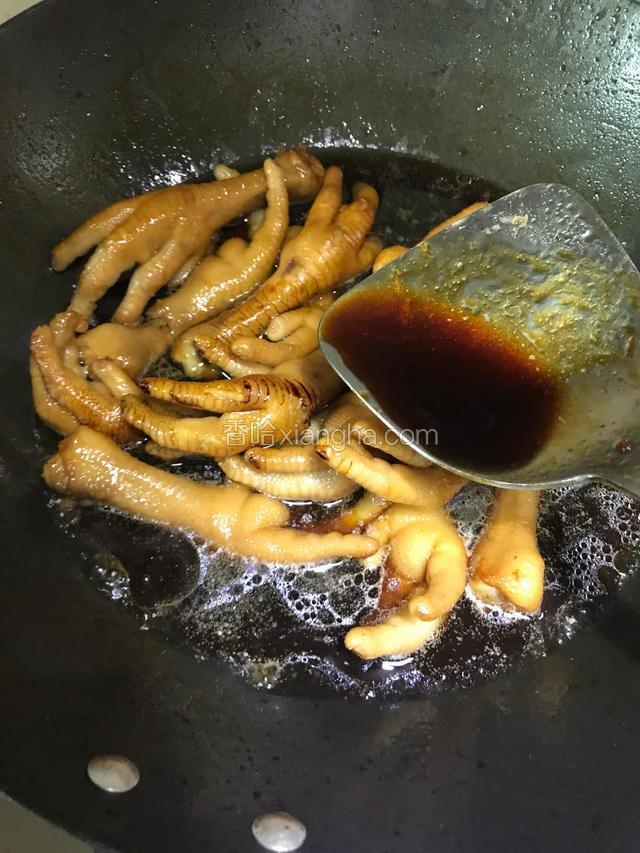 加入适量的清水、并依次调入盐、生抽和老抽。（汤汁的盐味要比平常的菜品稍咸一点）