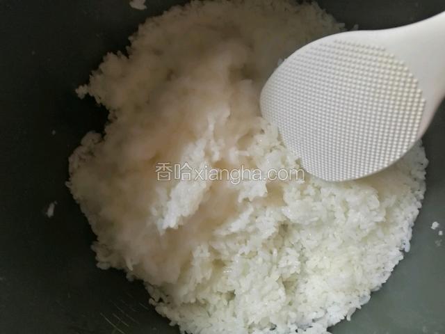 大米，糯米混在一起放在高压锅里蒸，米饭蒸好后放入混合好的醋，糖拌匀。