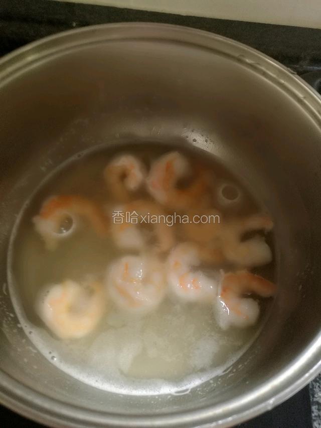 虾仁去壳，挑出虾线。锅中加入少量的盐，胡椒粉和水烧开，放入虾仁焯烫，锅开后把虾仁捞出备用。