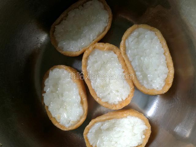 把米饭全部装完好。备用。