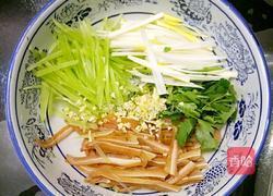 鲁菜大师蒋家菜拌耳丝的做法图解2