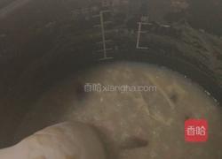 电饭煲简单皮蛋瘦肉粥的做法图解1