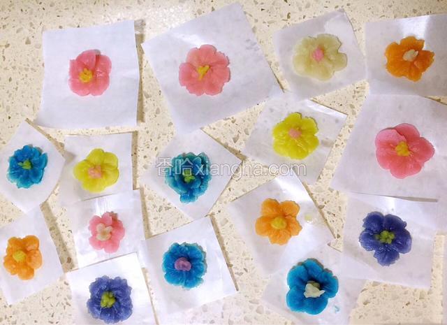裱花这段我不好拍照，第一次裱花不会，凑合弄了这么些。五瓣花练手最基础了，大家可以根据视频来学习各式各样的花样式。