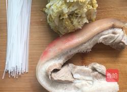 酸菜炖粉条炖猪肉的做法图解1