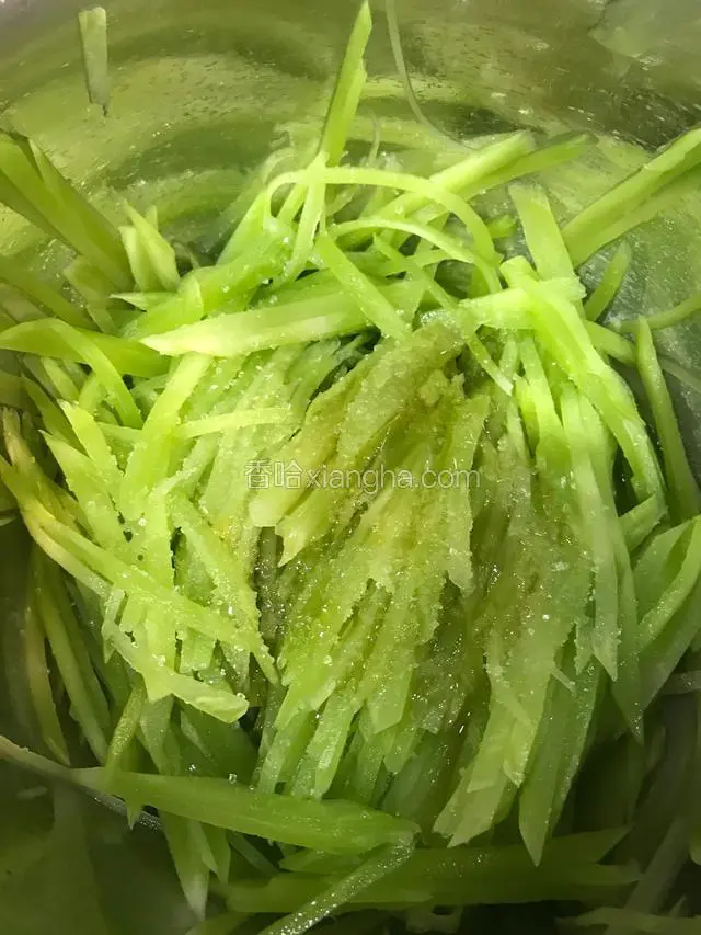 倒掉腌制出来的水，加入适量白糖，麻油，少许味精搅拌。