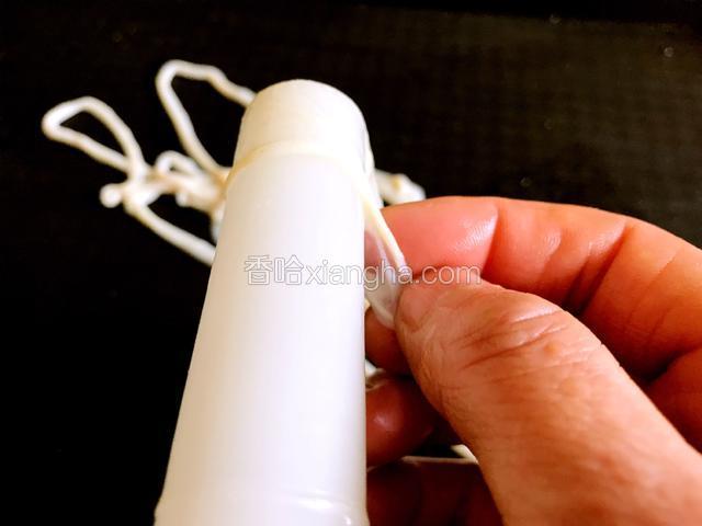 然后将口套入灌肠机的出口上