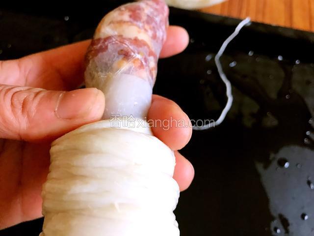 要不时的盯着灌肠机的出口，肠衣里有肉不能太松空了，也不要太严实了，严实了就容易破，太松空了晒干后会很瘪，吃的时候切不成片了。