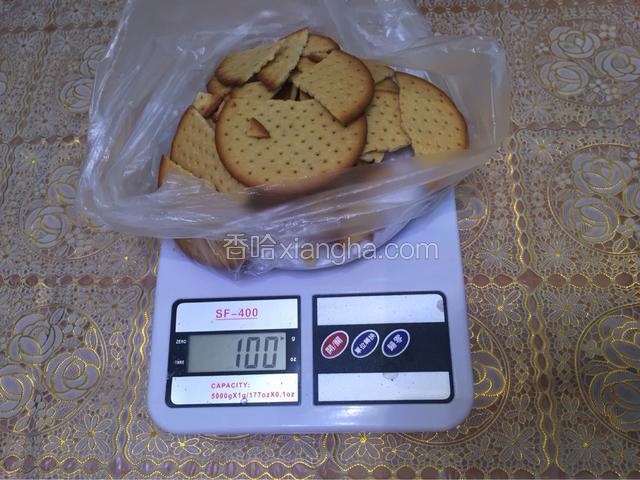 饼干装入袋子里称重