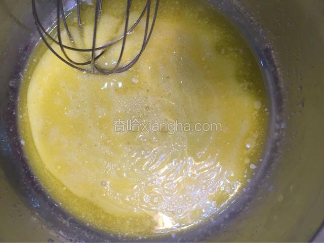 黄油冷却后倒入20g牛奶搅拌均匀