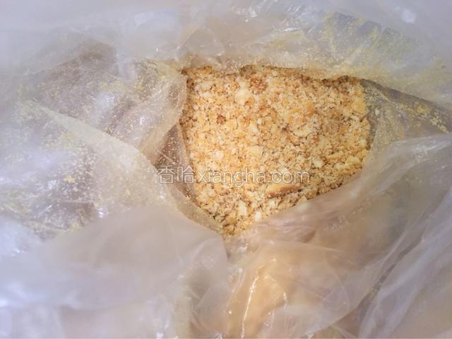 用擀面杖隔着袋子压碎饼干。（不用太碎）
