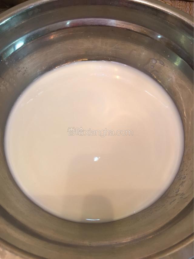 盆中倒入200ml牛奶