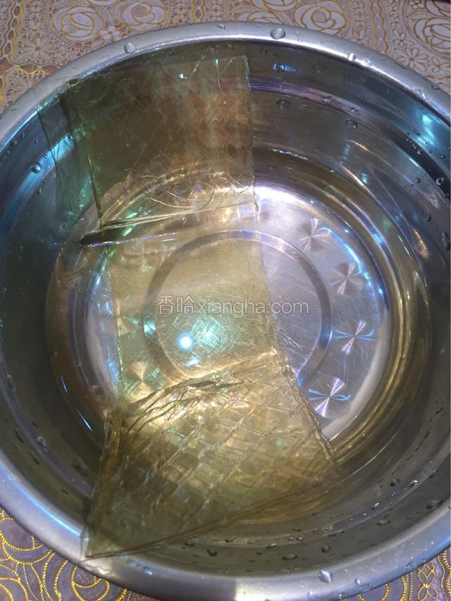 将20g的吉利丁片入凉水浸泡至软