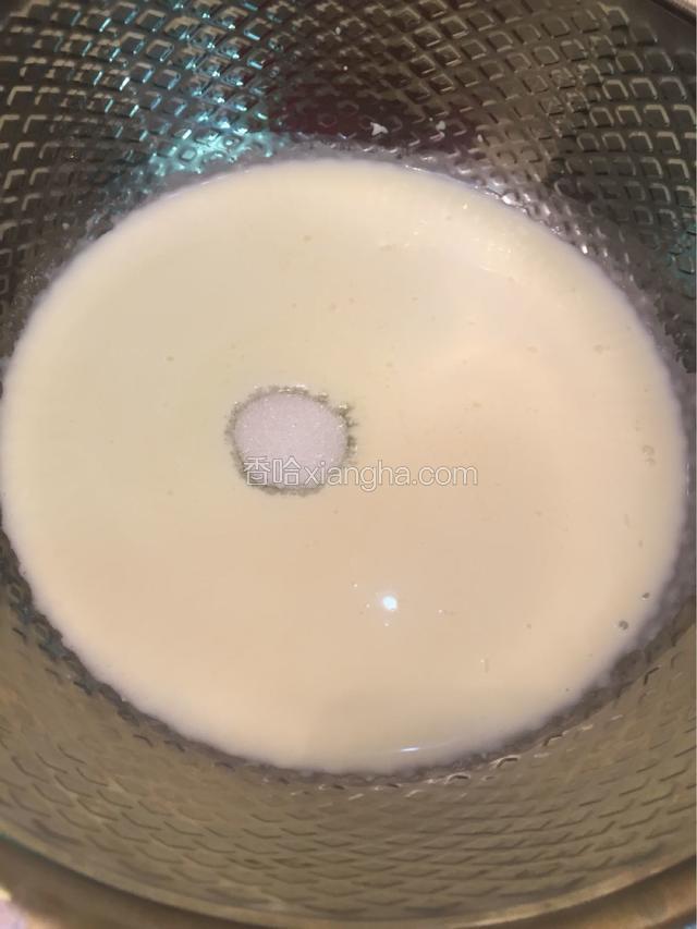 淡奶油盆中加入20糖