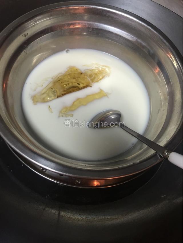 牛奶盆中加入40g砂糖，隔水将糖化开，加入泡软后沥干水分的吉利丁片