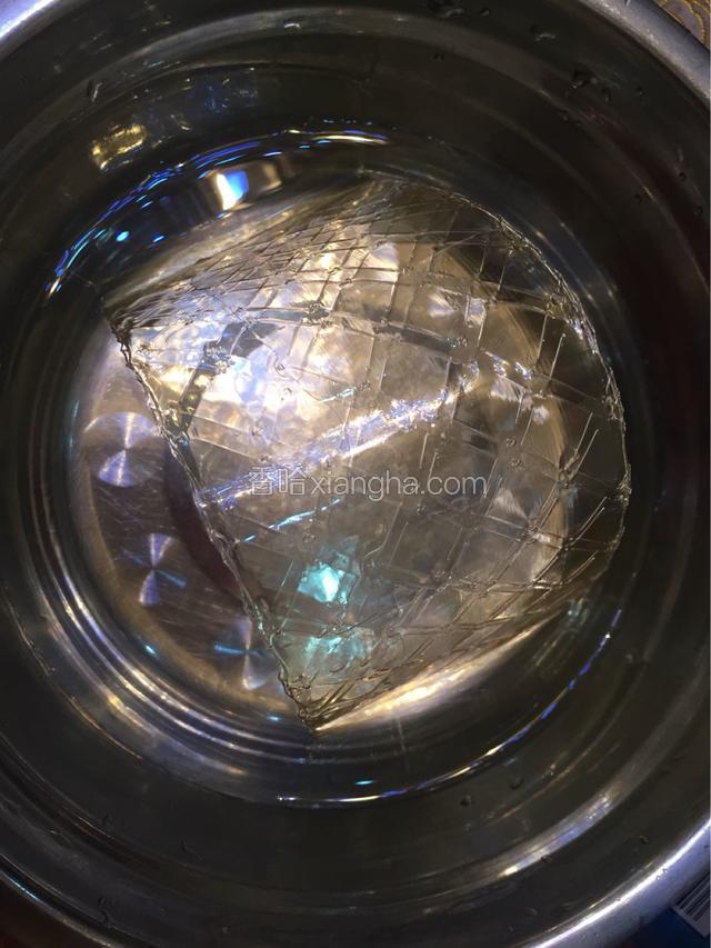 凉水浸泡10g吉利丁片