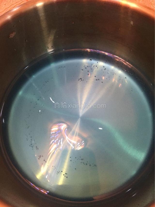 此时可加热蓝色汽水至即将沸腾的状态