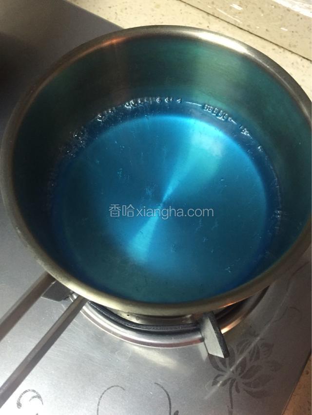 离火后放入浸泡过沥干水份的吉利丁片，倒入碗中放入冰箱冷藏，即为汽水冻（吉利丁片一共10g，我5g用于放在蓝色汽水中，5g用于放在锐澳雪碧中的）