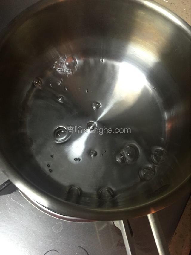 将雪碧倒入锅里加热至气泡密集，倒入锐澳酒（一点就可以了）