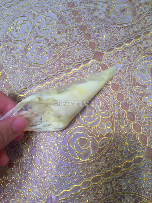 融化好的巧克力装入裱花袋，剪小口挤满模具