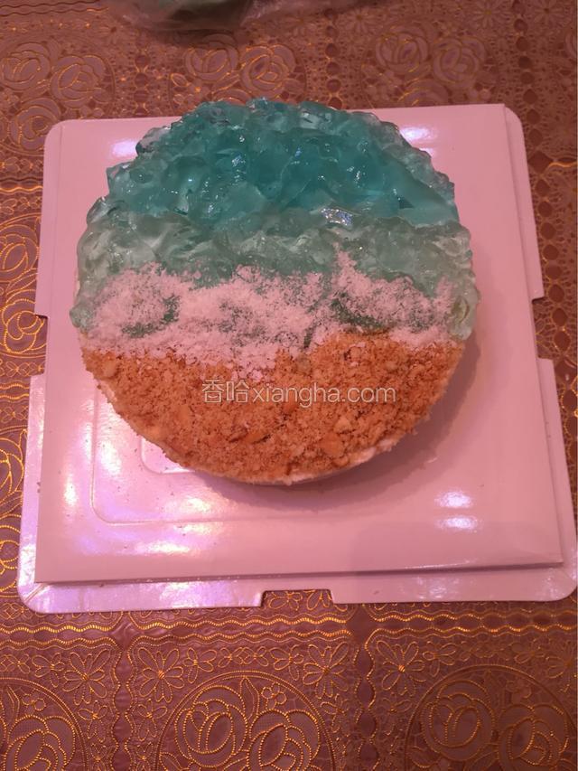 将剩下的饼干碎铺一边，再用勺子弄碎酒冻，汽水冻，铺上去，有渐变色的效果。最后撒上椰蓉浪花的感觉