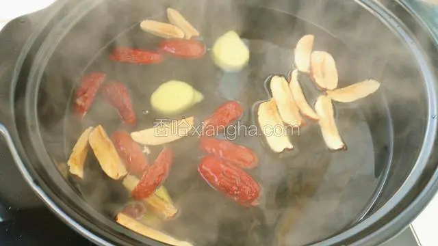 锅中倒4碗水放入以上的食材大火烧开。